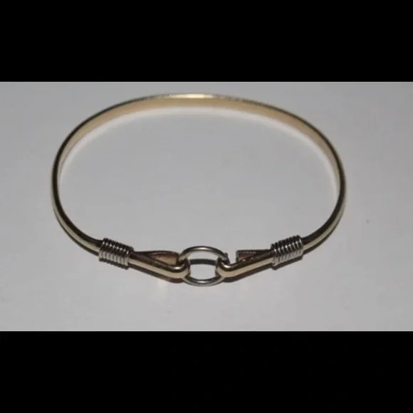 SOLD🔥🔥🔥10.2 g 14Kt, solid domed wire bangle bracelet measuring - Picture 2 of 6